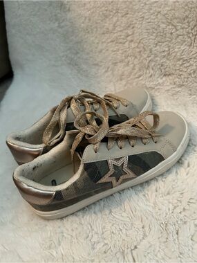 Women’s Casual Star Lace-Up Sneakers in Metallic Gold and Gray